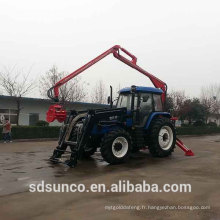 grue de tracteur saisissant des bûches et des bois